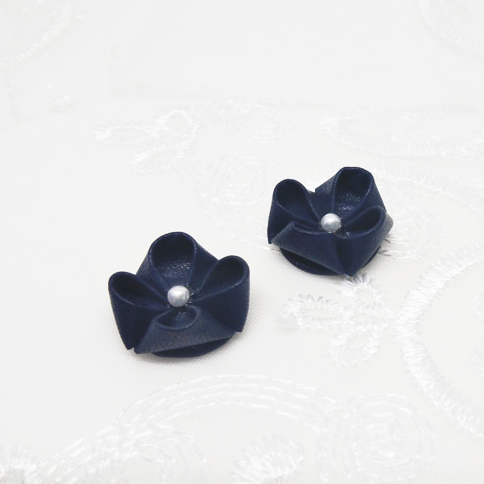 羊革の紫陽花 濃紺 * つまみ細工 シープレザー ピアス・イヤリング