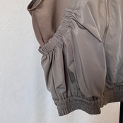 【受注予約:3月上旬入荷予定】異素材ドッキングフーディーvest/グレージュ