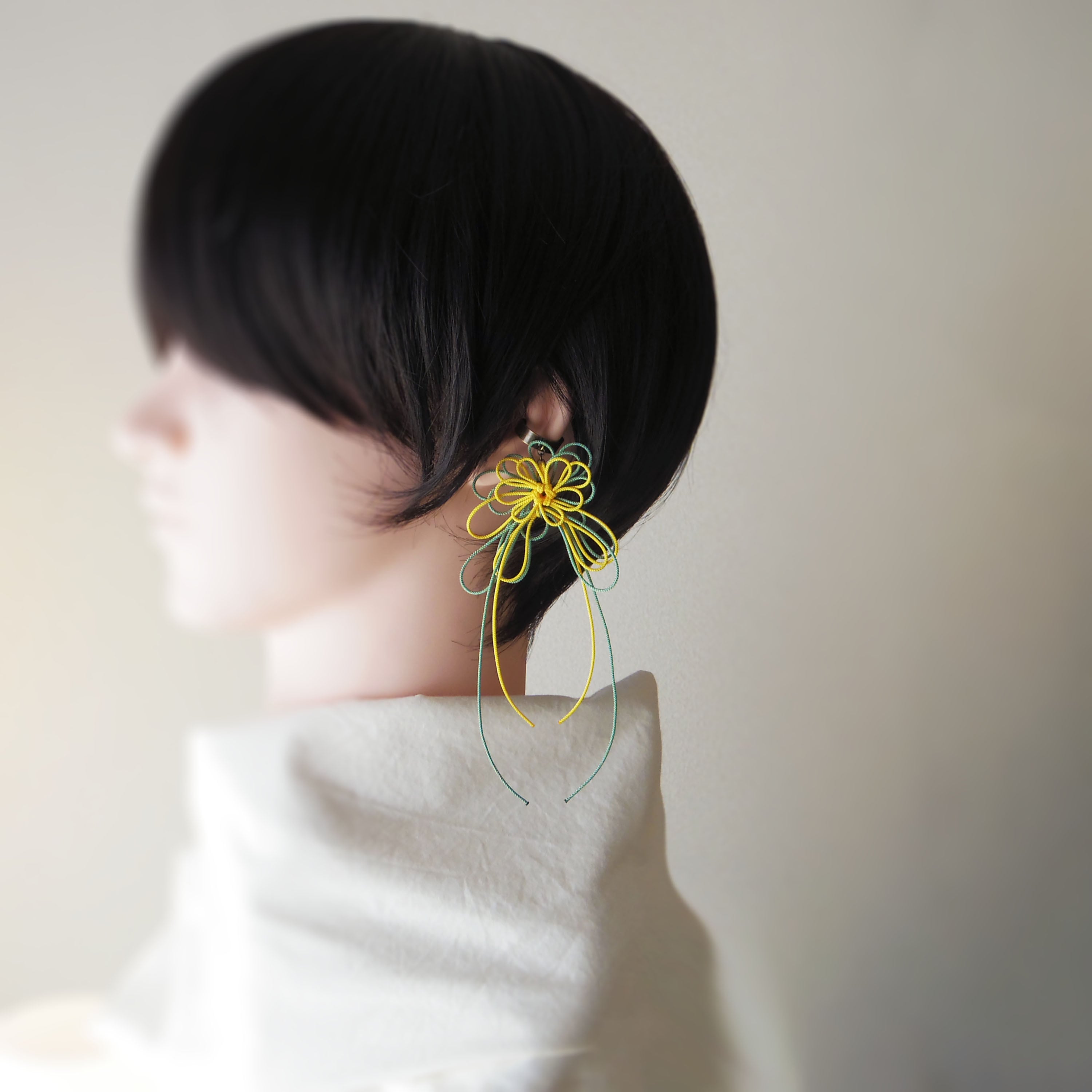 飾り結びかたっぽイヤーカフ「ふふみ、萌」(黄×淡緑)| 軽量快適に叶える和風スタイル