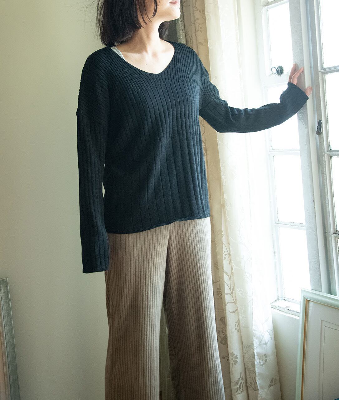 Vネックリブニット