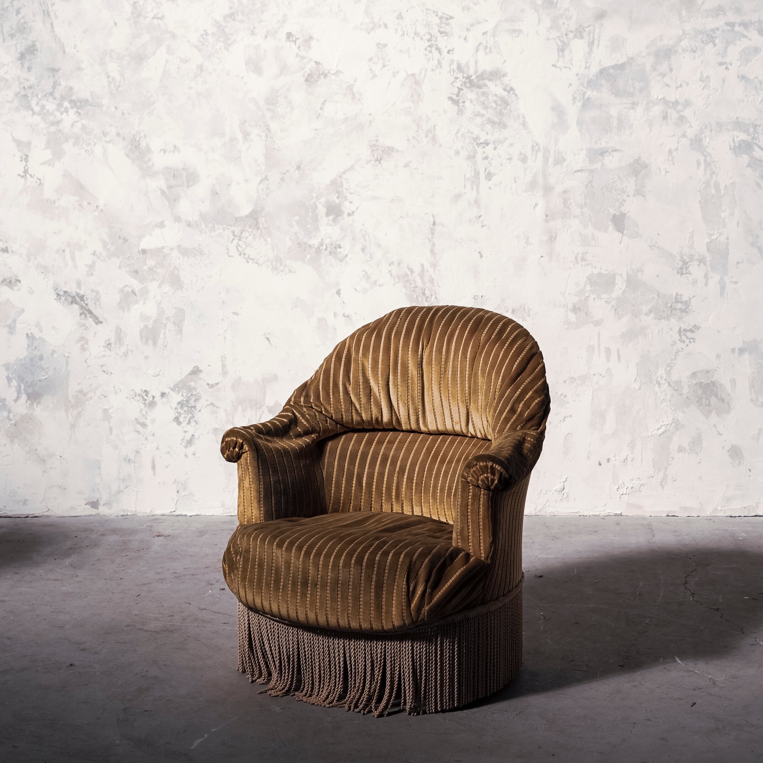 ソファ ベロア素材 アンティーク フリンジ アームソファー ストライプ イエローブラウン 撮影背景 Iware Kagawa