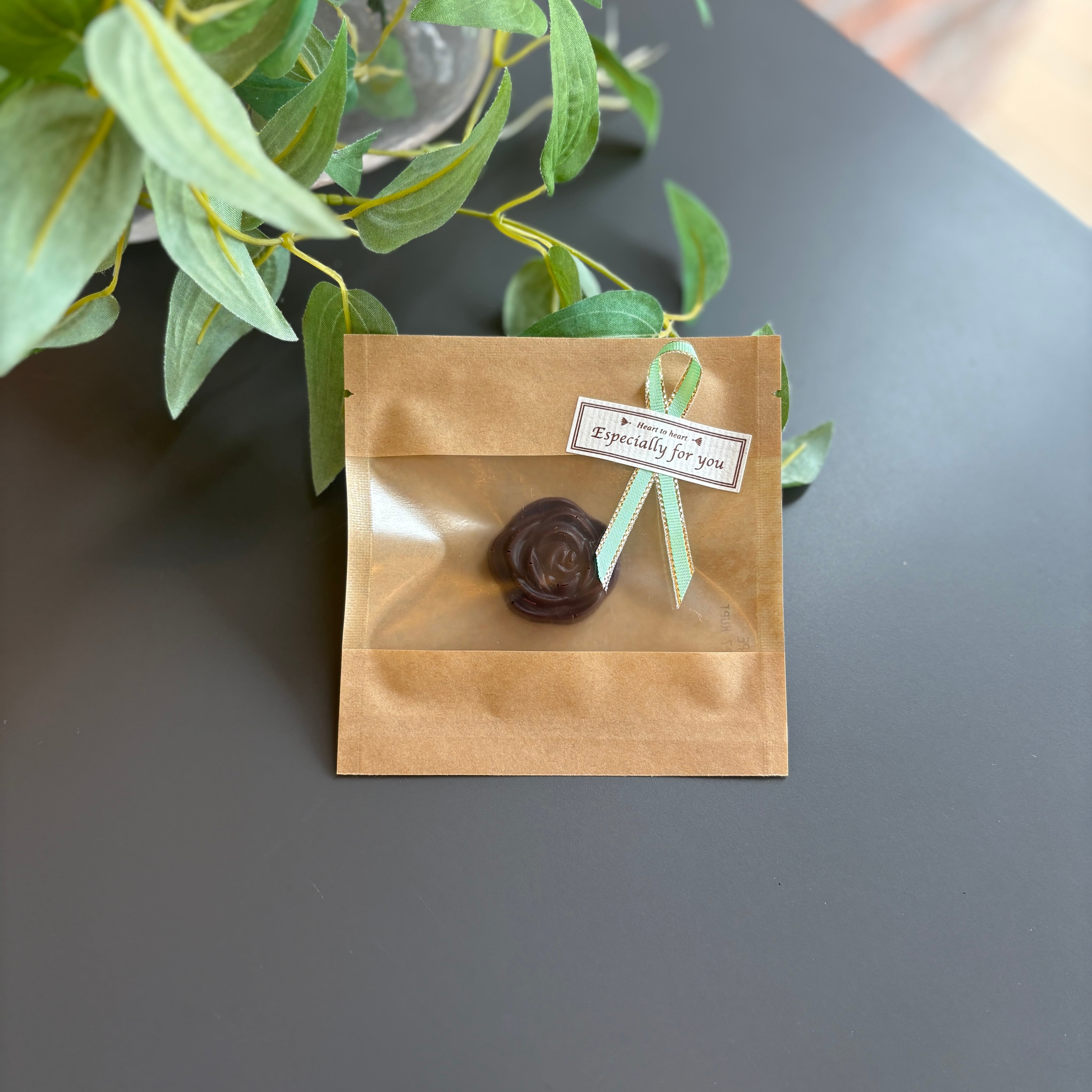 ROSE】（cacao55%） ピスタチオチョコレート | Queen Chocolate