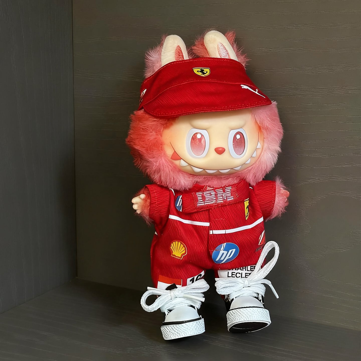 LabubuがF1レーサーに変身✨ヘルメット付き！本格F1レーサースタイル