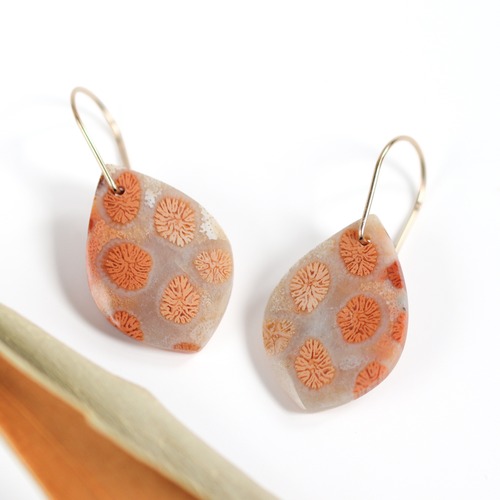 時間を纏う・花模様の天然石ピアス｜フォッシルコーラル 菊目石 ピンク グレージュ 一点もの 14kgf 大人 シンプル 金属アレルギー対応
