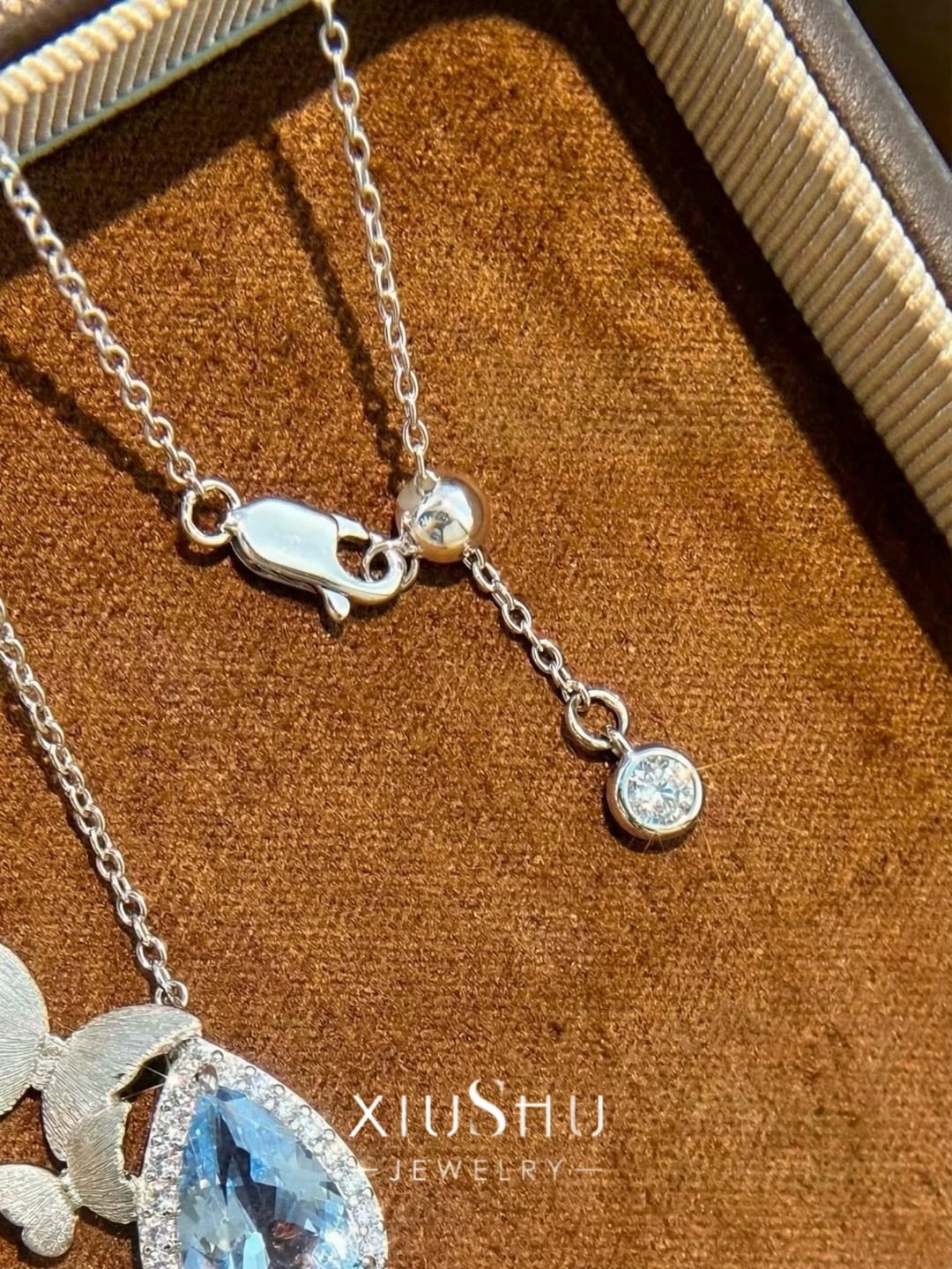 蝶が飛ぶ」人工アクアマリン 高炭素ダイヤモンド ホワイト キラキラ