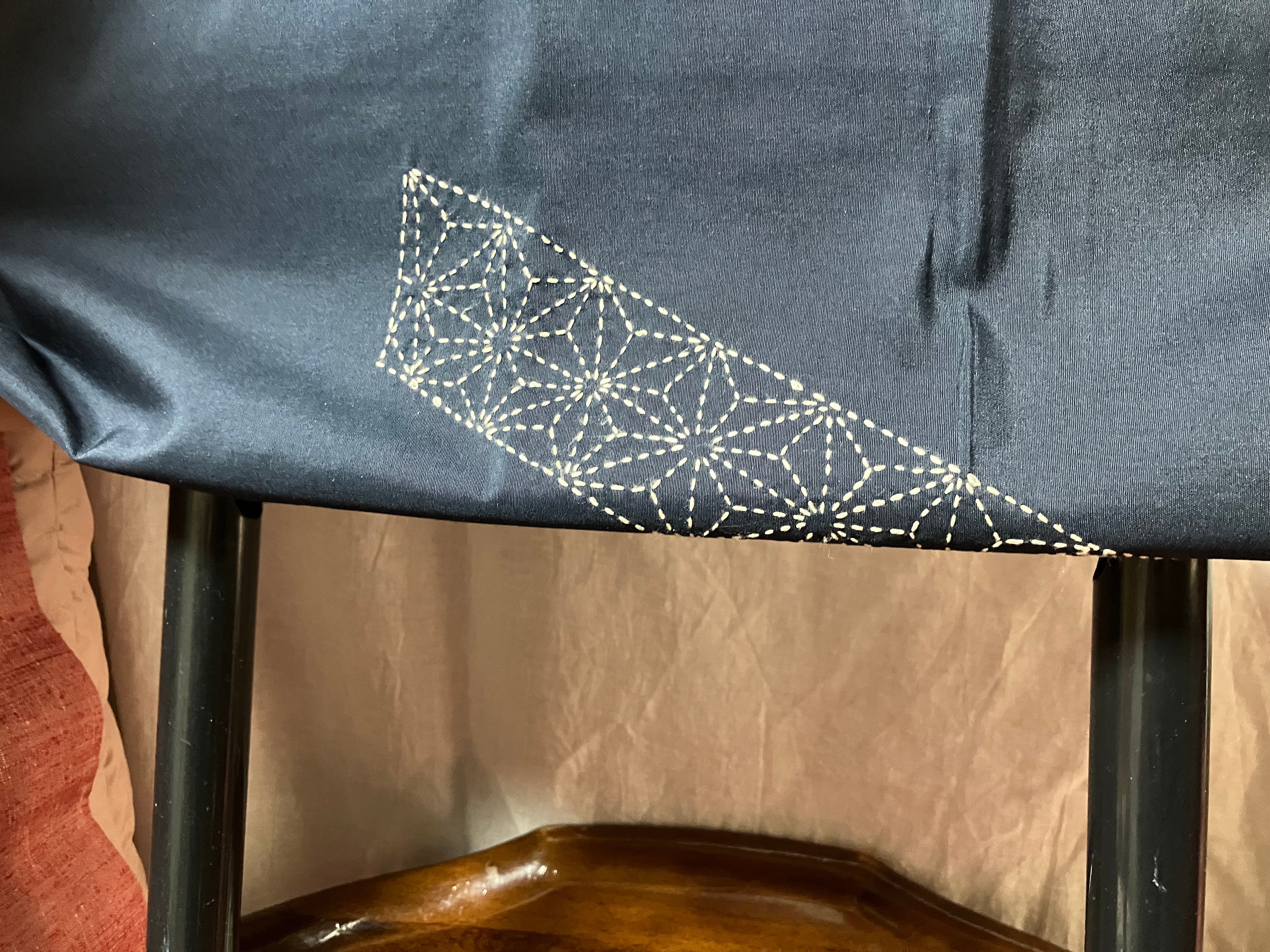 紬名古屋帯（紺地刺子刺繍の麻の葉とぶどうの葉）