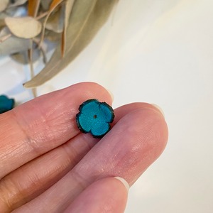 【アウトレット】３Dレザーフラワー クローバーS (ピンなしタイプ)8個入(ブルー)