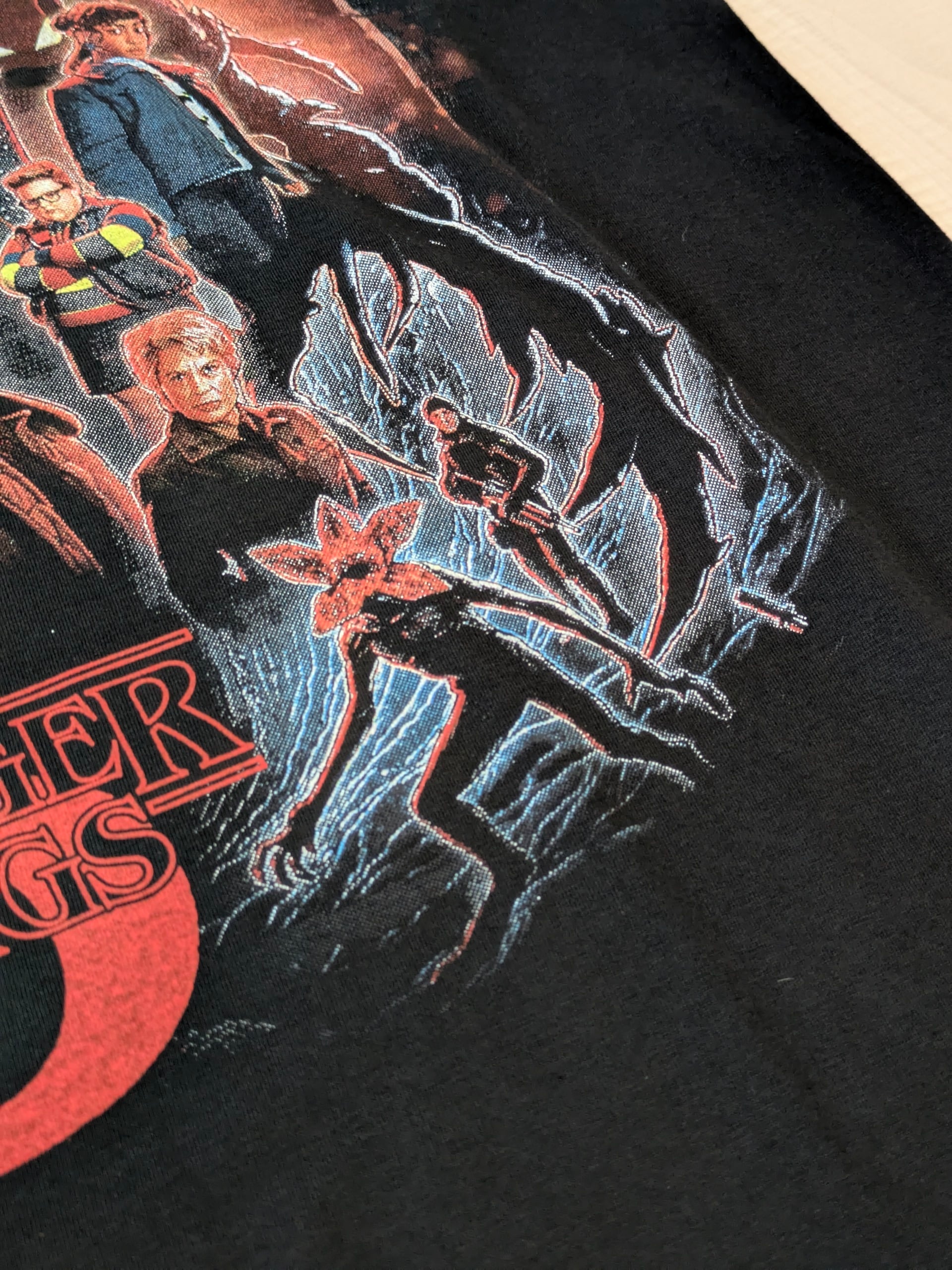 【 Stranger Things / ストレンジャーシングス  】ストレンジャーシングスSeason5 広告PRイラストデザイン / Tシャツ〚アメリカン雑貨 アメトイ〛