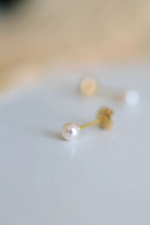 とても小さなあこやパールのピアス (ホワイト)/ K18Yg