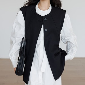 round neck sleeveless black vest