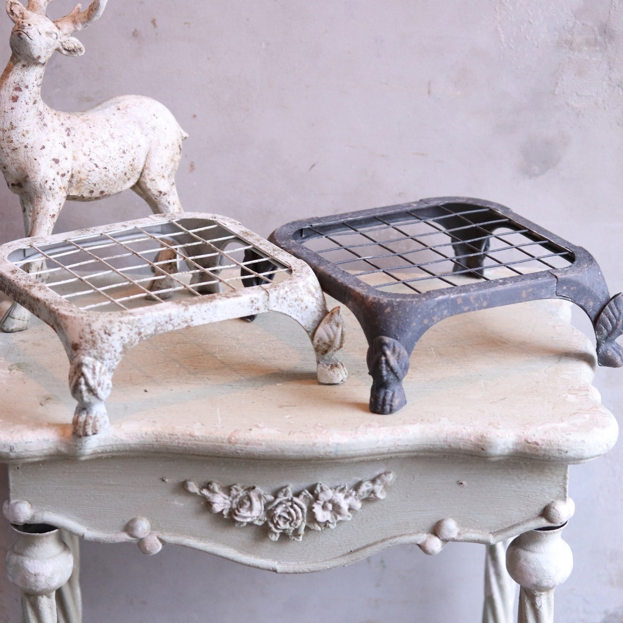 mondimanche 花台　シャビースクエアスタンドSDY｜シャビーシックなテイストの花台　水はけよくオシャレに飾れる　UF677