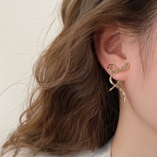 ゴールドリボンピアス　CH2787