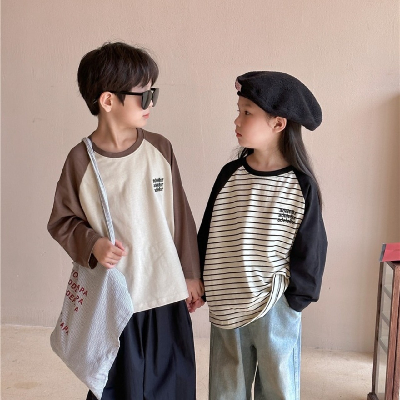 秋英字刺しゅうラグラン長袖Tシャツ
