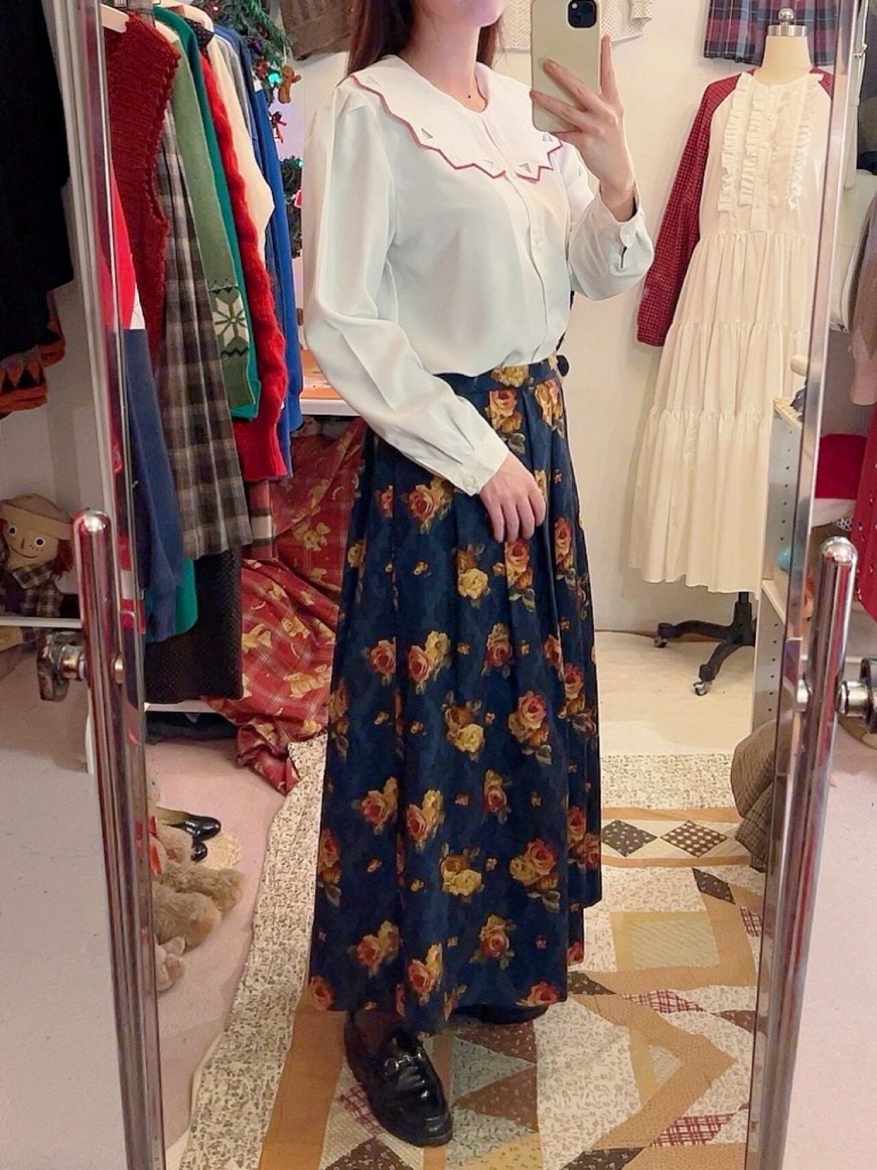 triangle cutting collar white blouse