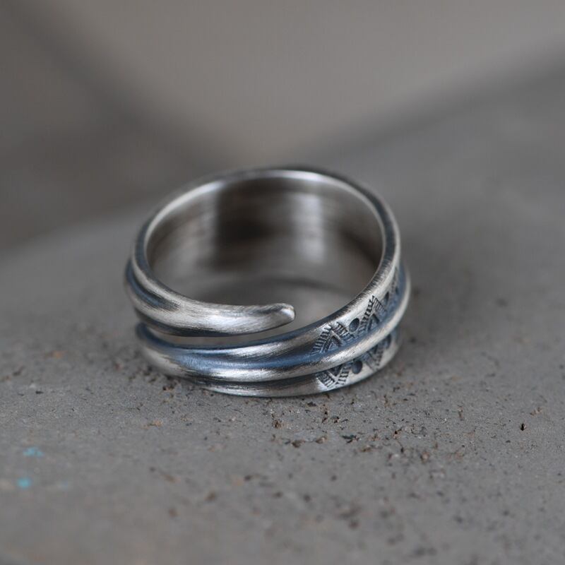 オシャレな彫金リング 繊細なデザインのアクセサリー R289 | Vary