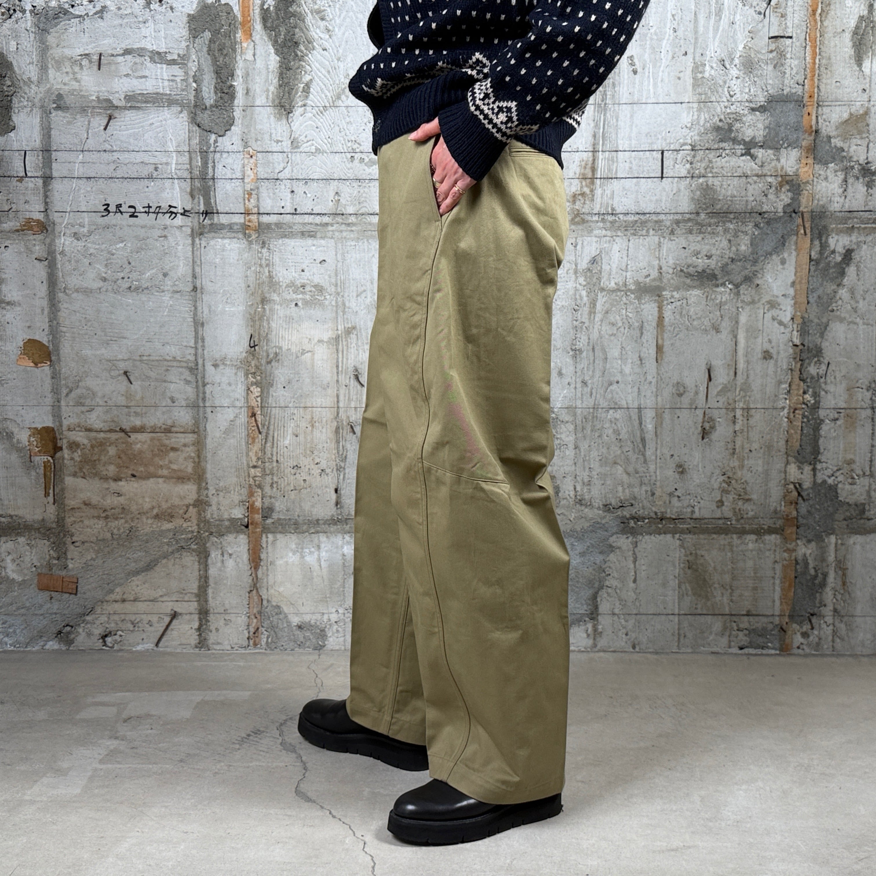 HYKE【ハイク】 BARREL-LEG CHINO PANTS (13348) | glamour online