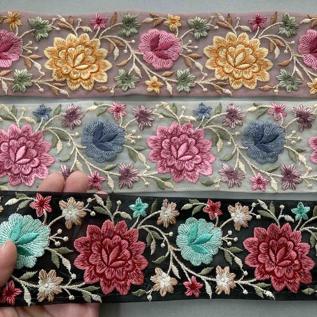 ぎざぎざ花と丸花の刺繍チュールレース（1mカット）