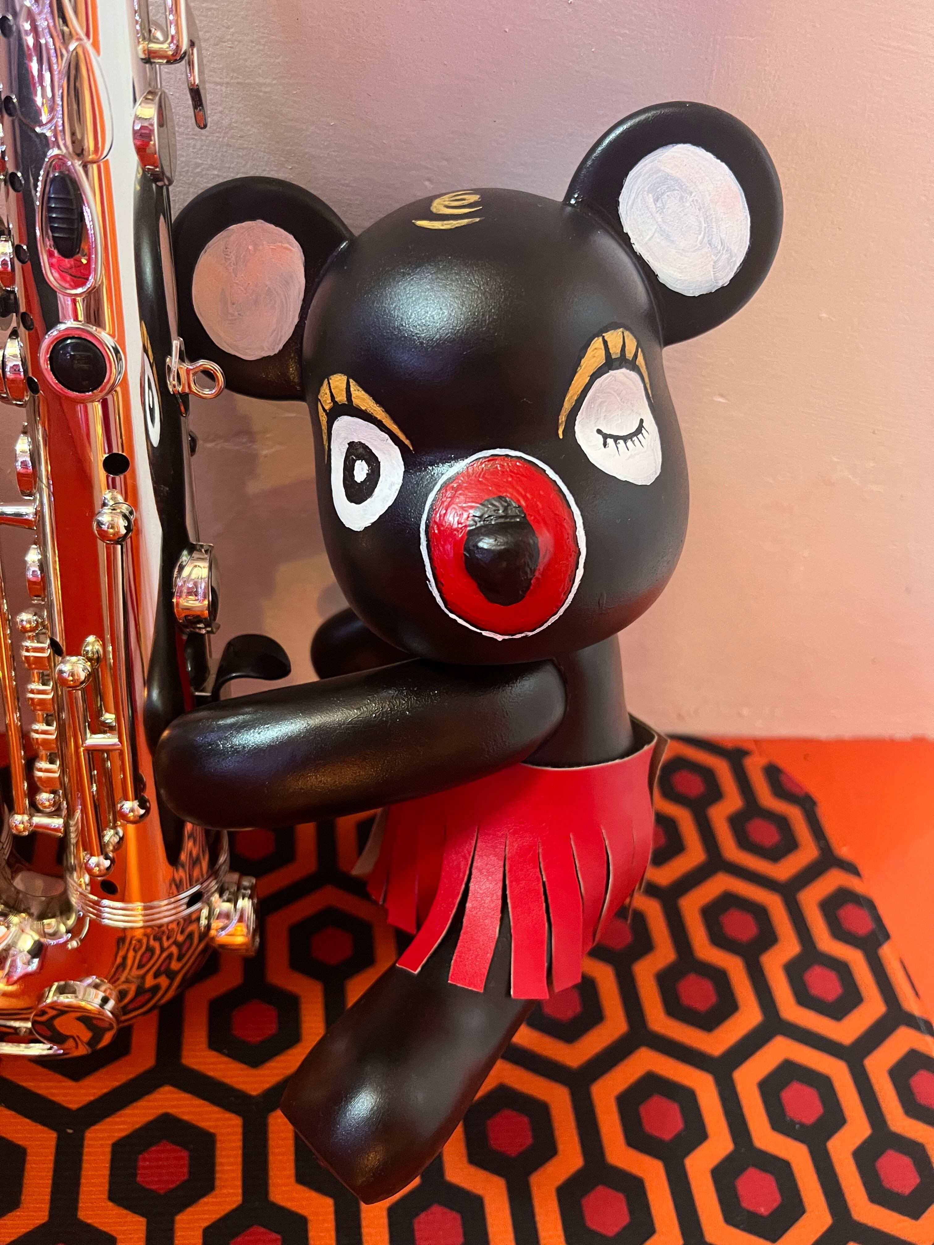 江籠正樹作 木製クマの彫刻 赤いリンゴ付き 江籠正樹作 木製