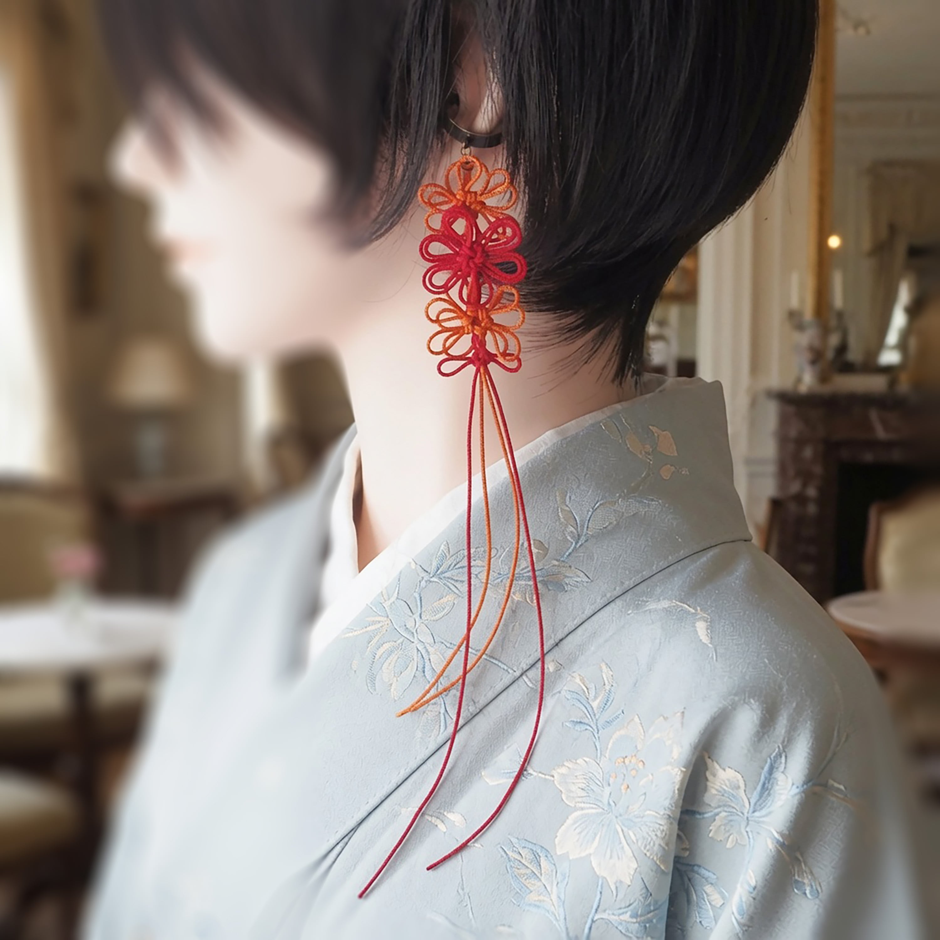 飾り結びかたっぽイヤーカフ「謡、はなばな、コトホギ」(赤×橙)【軽量・和風紋様】浴衣・着物・日常使いにも。