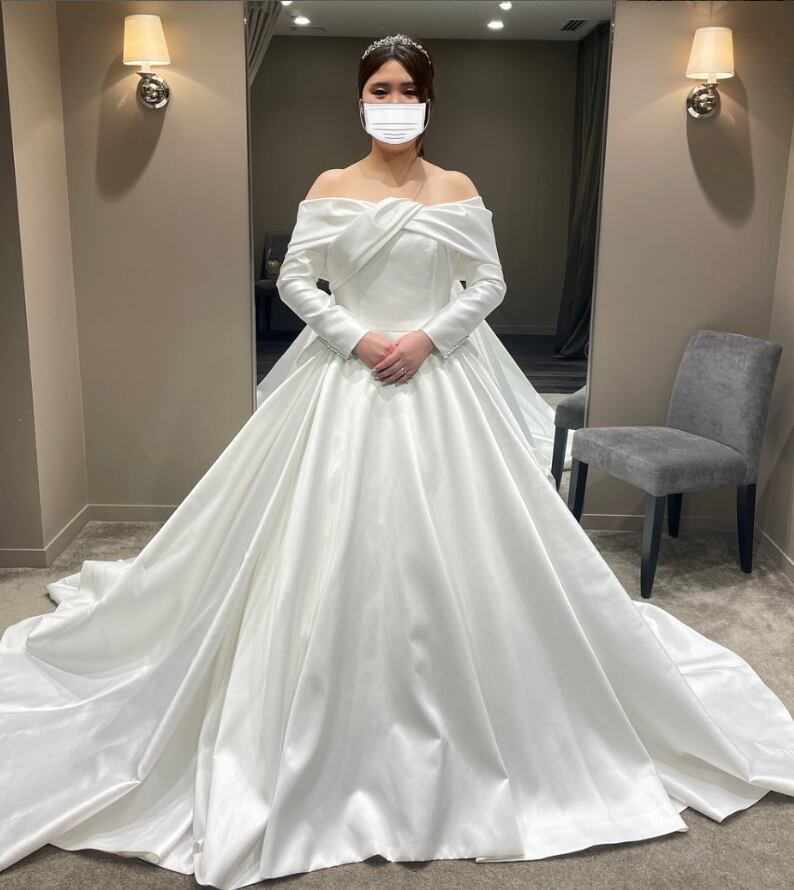 ウェディングドレス ロングスリーブ オフショルダー 背中見せ 華やかな  