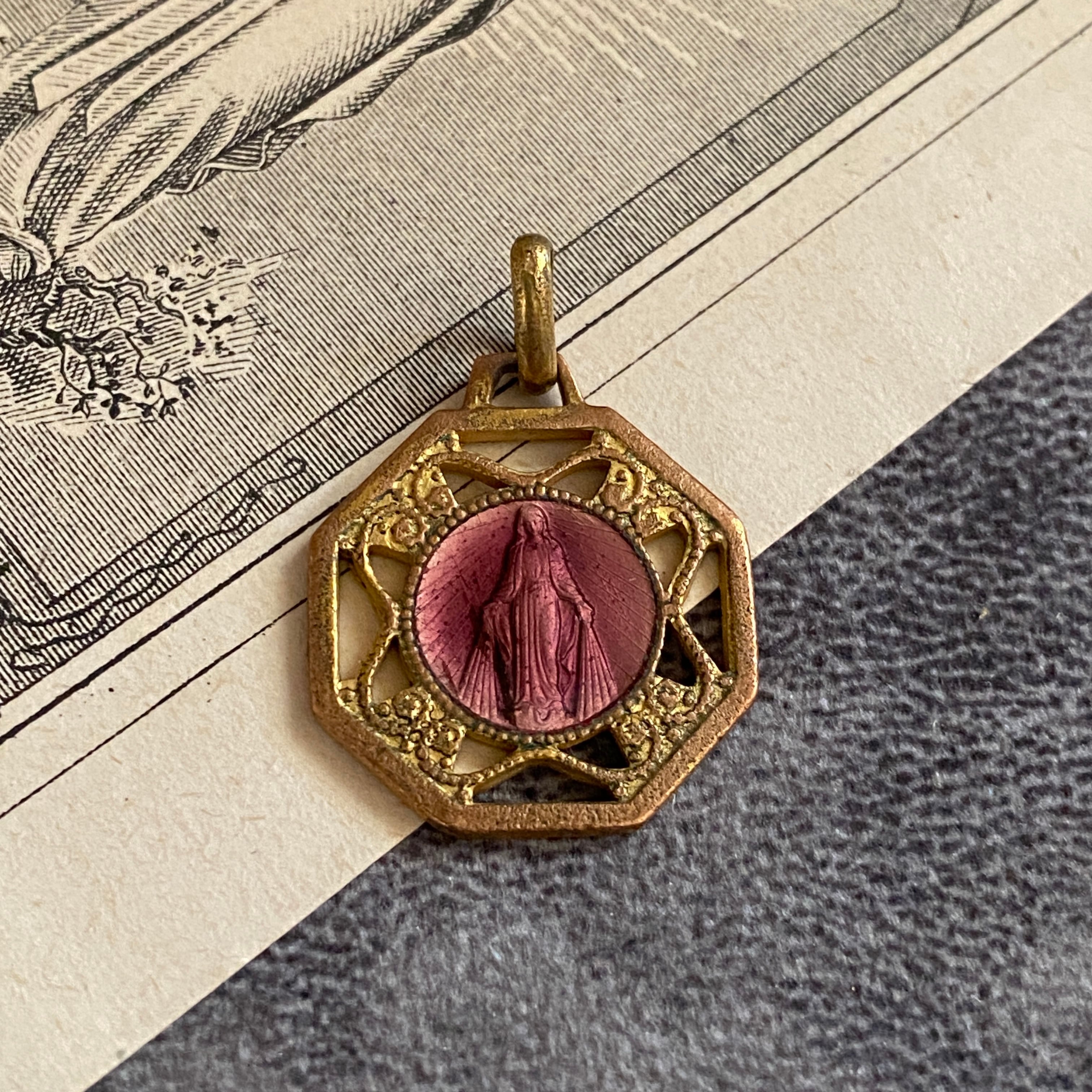 オクトゴナル透かし細工フレーム✴︎ピンクエナメルの奇跡の聖母マリア