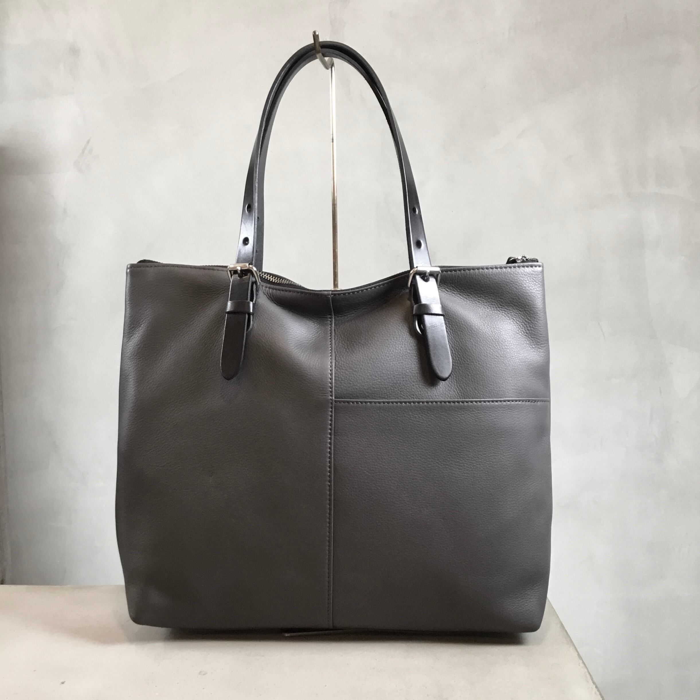 グレー」柔らか牛革のシンプルトートバッグ／レスデザイン.alto