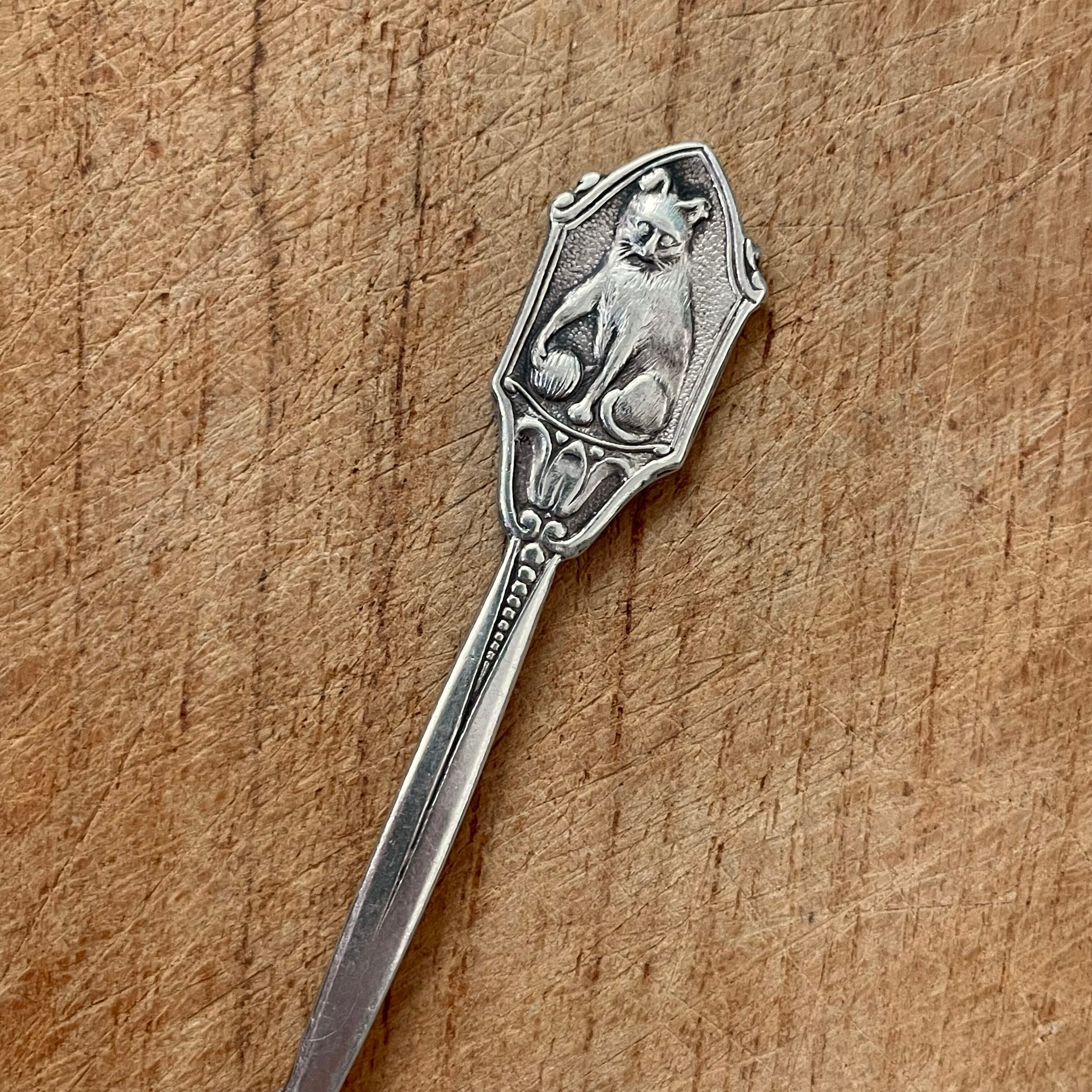 ボールで遊ぶ猫のフォーク