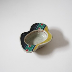 九谷色絵幾何学文変形小鉢（黒）中島珠光 d12.7cm　Kutani Enameled Small Dish, by Nakajima Juko　20th C