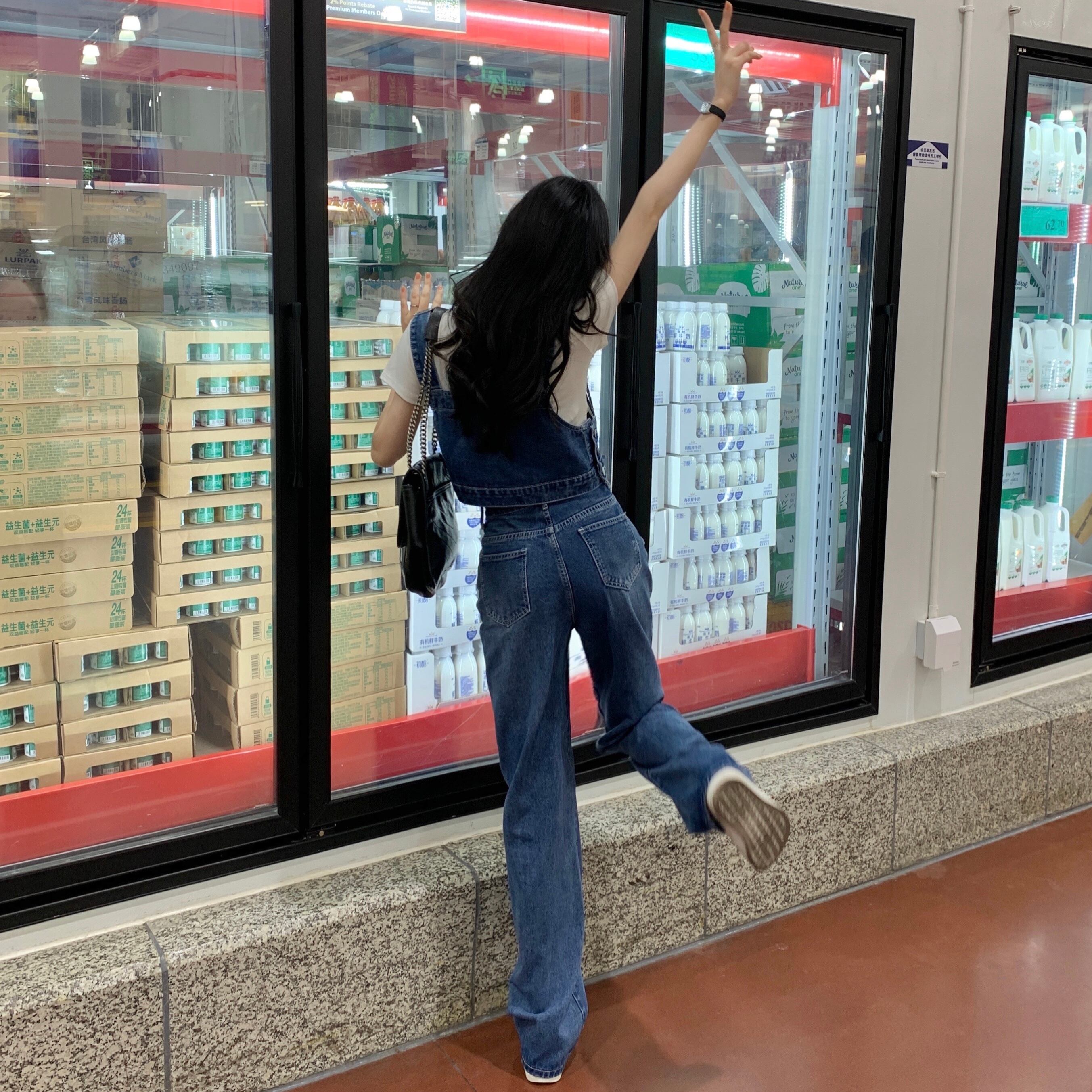 カジュアル レトロ ガーリー デニム セットアップ レディース ツーピース オールインワン風 サロペット風 トップス ロゴ キャミソール ノースリーブ ミニ丈 クロップド ボトムス ワイドレッグ ストレート ジーンズ デニムブルー スタイルアップ 脚長効果 おしゃれ 男ウケ