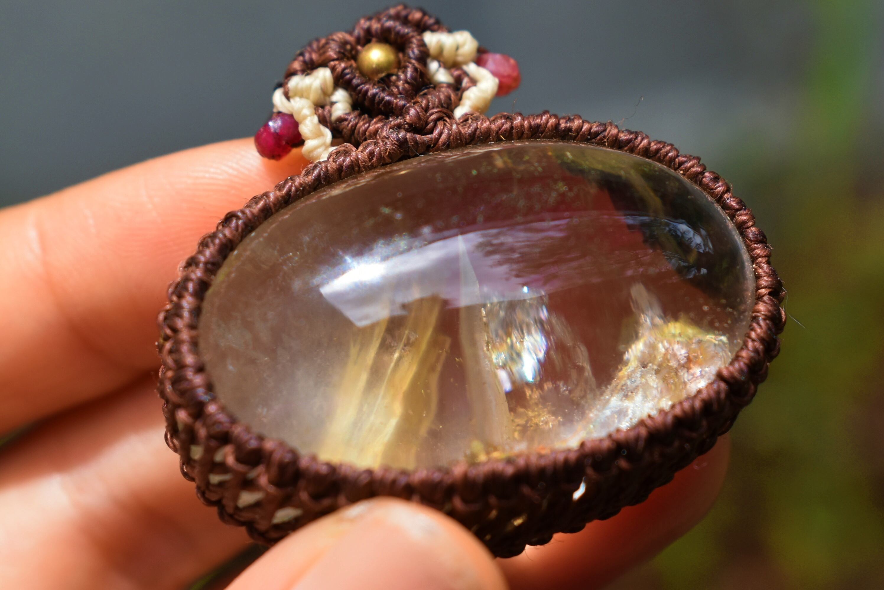 巨大なシラーと山々★虹入りガーデンクォーツ マクラメペンダントgarm093