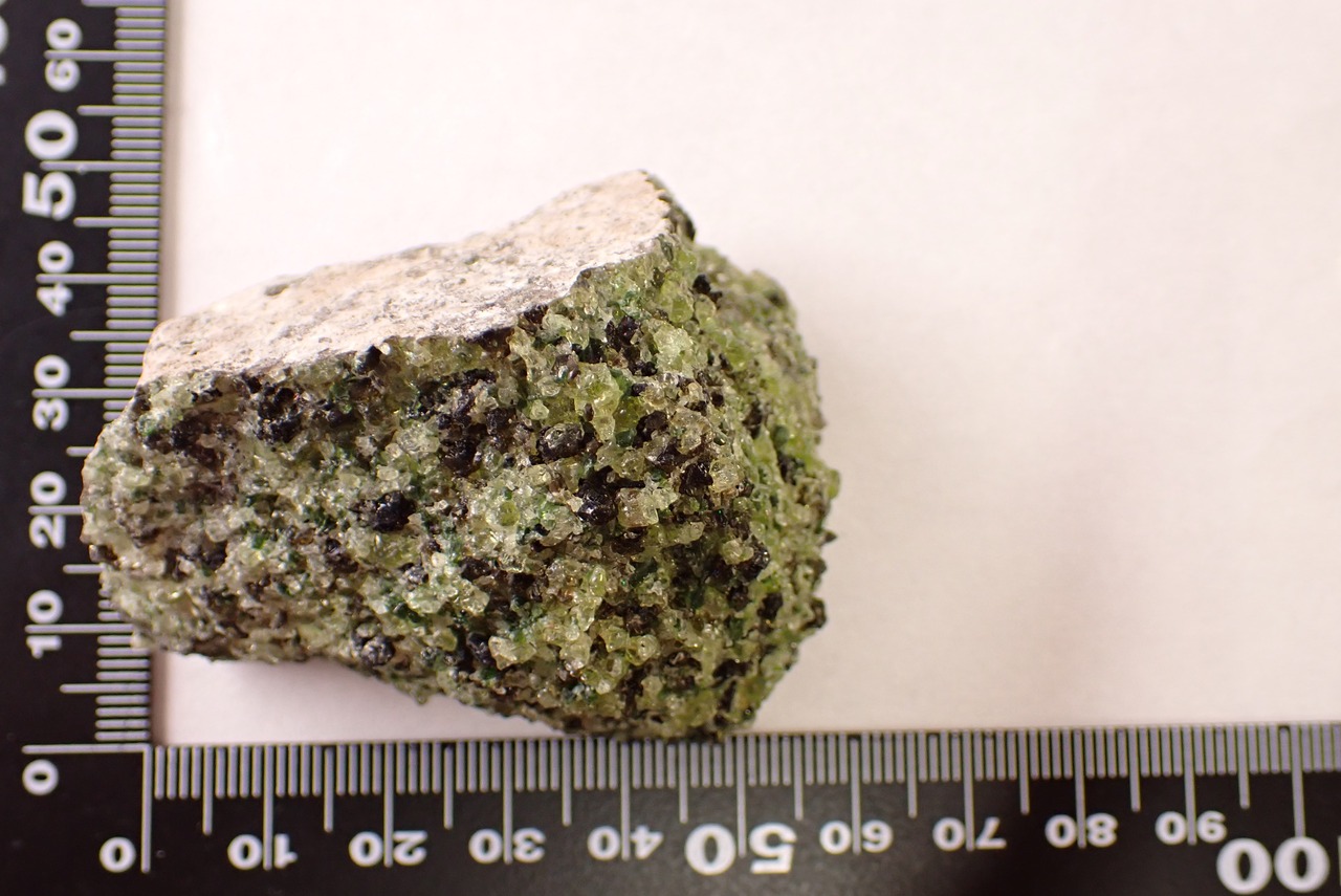 【標本】母岩付ペリドット　142.50g　[D4-3]