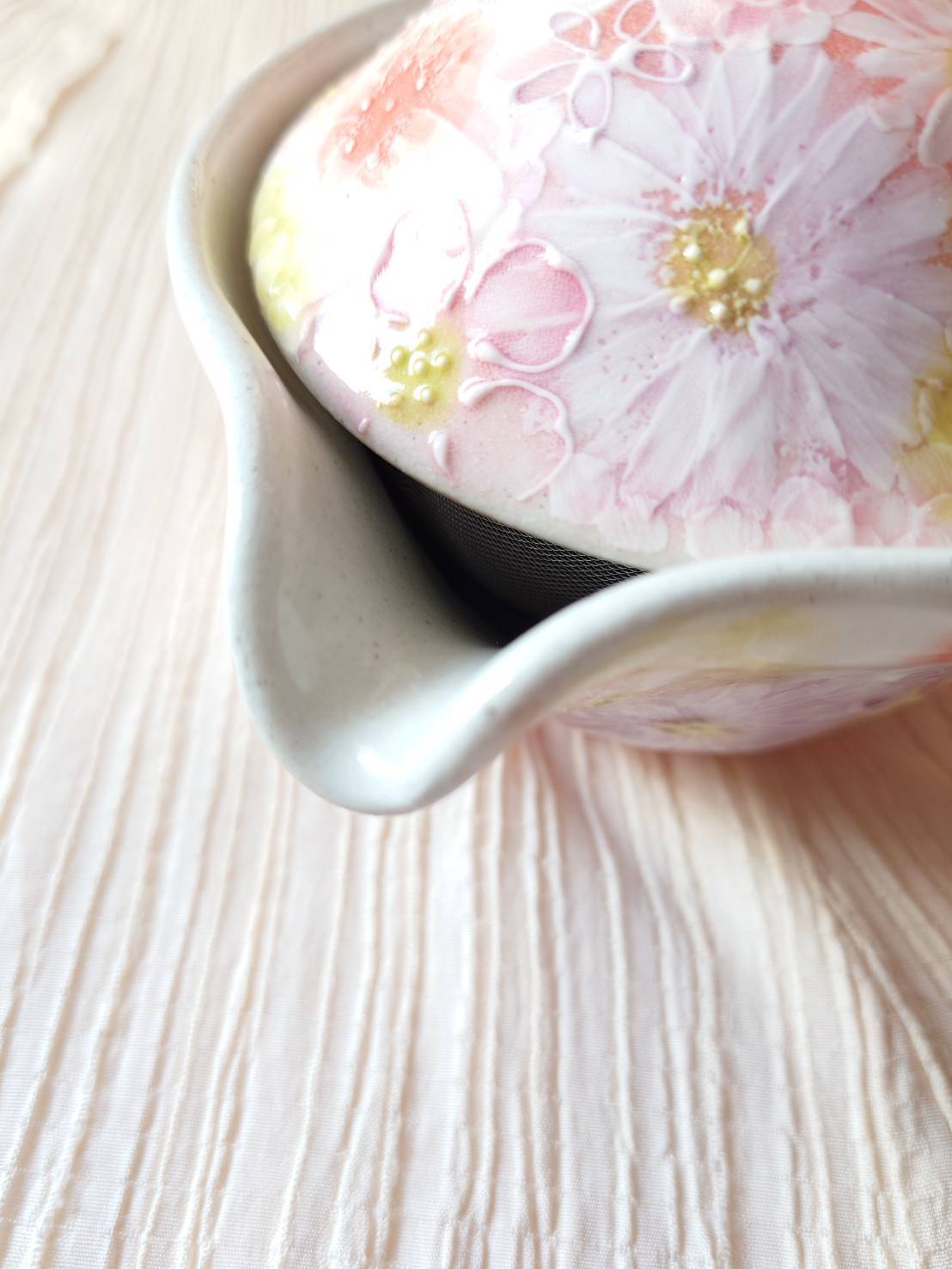 工房ゆずりは 平急須 繊細な絵付けの花柄がいかにも工房ゆずりは 紅彩