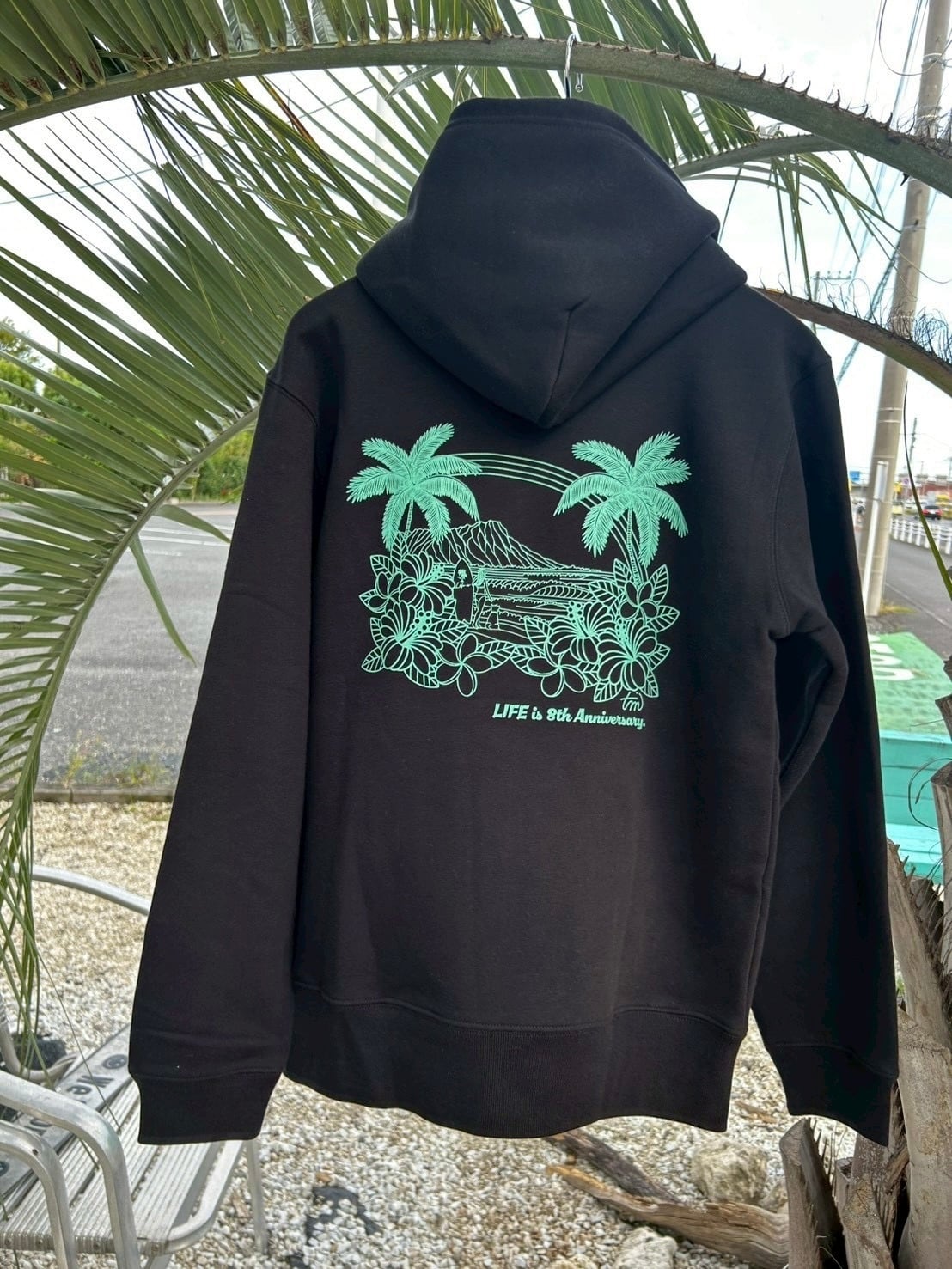 LIFE is × TAMOコラボ ワンカラー フーディー ￥9,000(￥9,900)