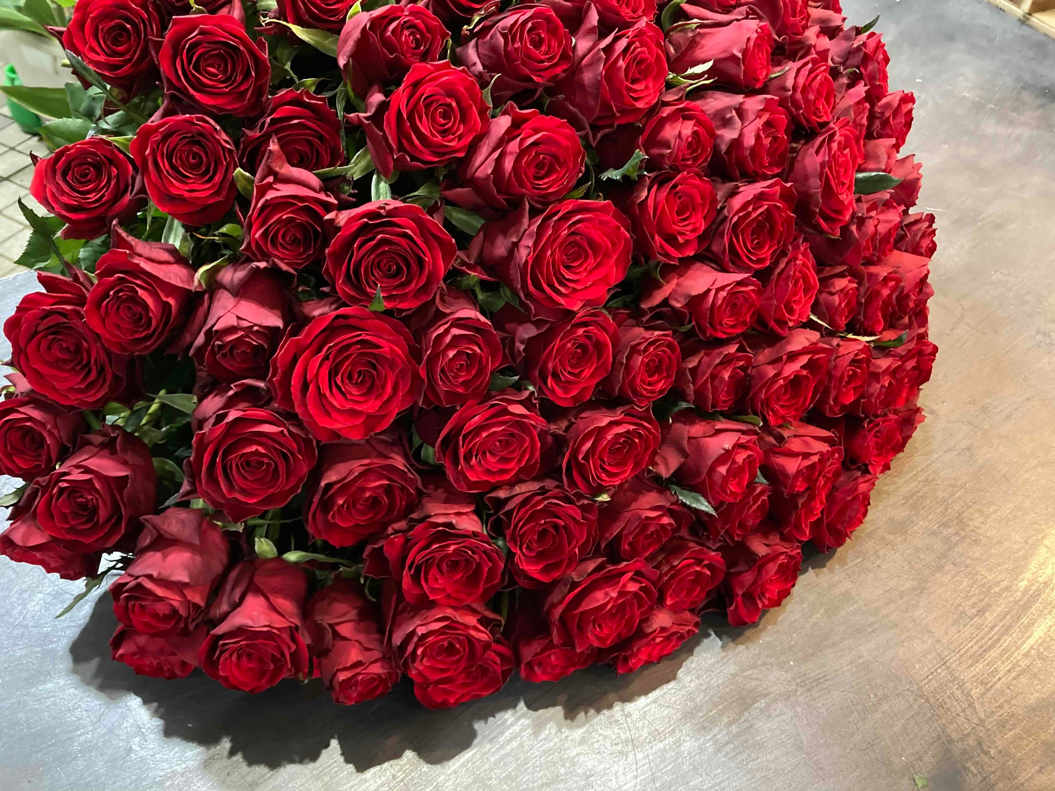 エターナルローズブーケ（赤バラ108本の花束）