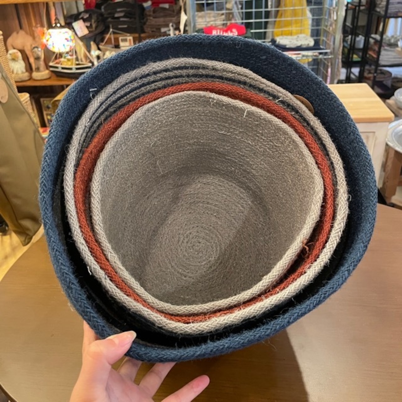 Bangladesh Basket U-shaped colored jute S / バングラデシュ バスケット Uシェイプ カラージュート 収納カゴ リビング収納 ナチュラル ハンドメイド 手作り 天然素材 インテリア雑貨 編みかご 小物入れ ギフト プレゼント かわいい カラフル