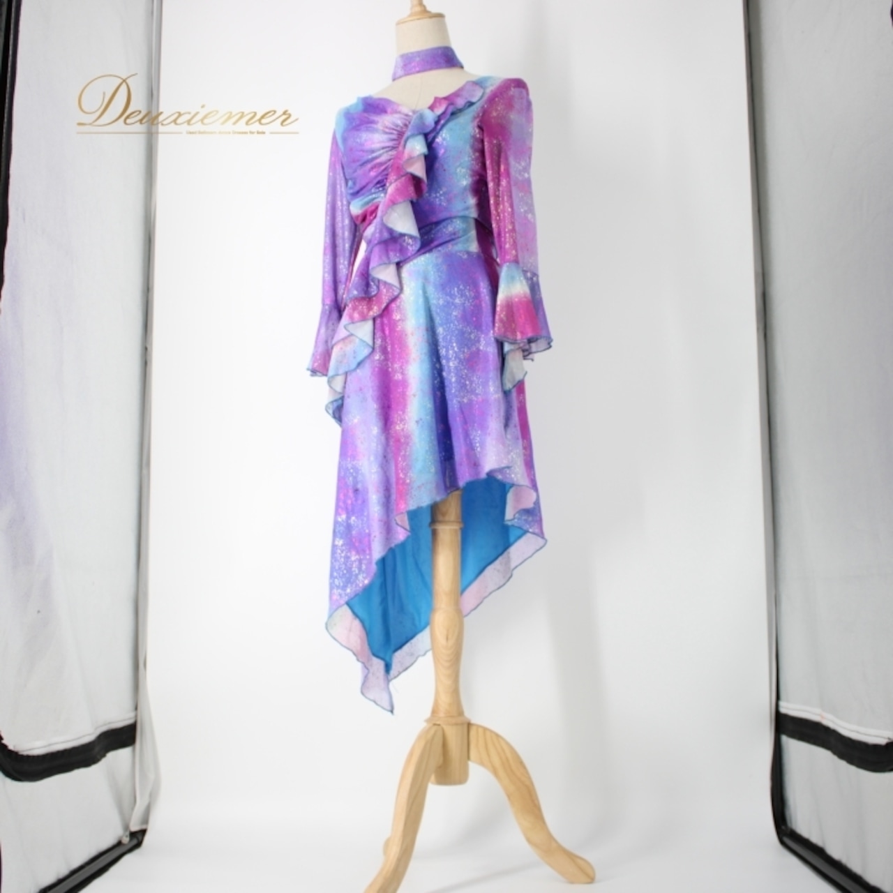 社交ダンス 衣装 スタンダード ラテン ドレス ワンピース パーティドレス prima boutique プリマブティック ブルー系 パープル系 ピンク系 水色 紫 ファスナー 伸縮性 おそろい チョーカー付き ポリエステル 女子用 109cm お洒落 ダンスパーティー すてきなドレス 綺麗なデザイン エレガント ショート丈 ドレッシー カラフル華やか 発表会 特別な日 用途多様 体型カバー 購入者プレゼント