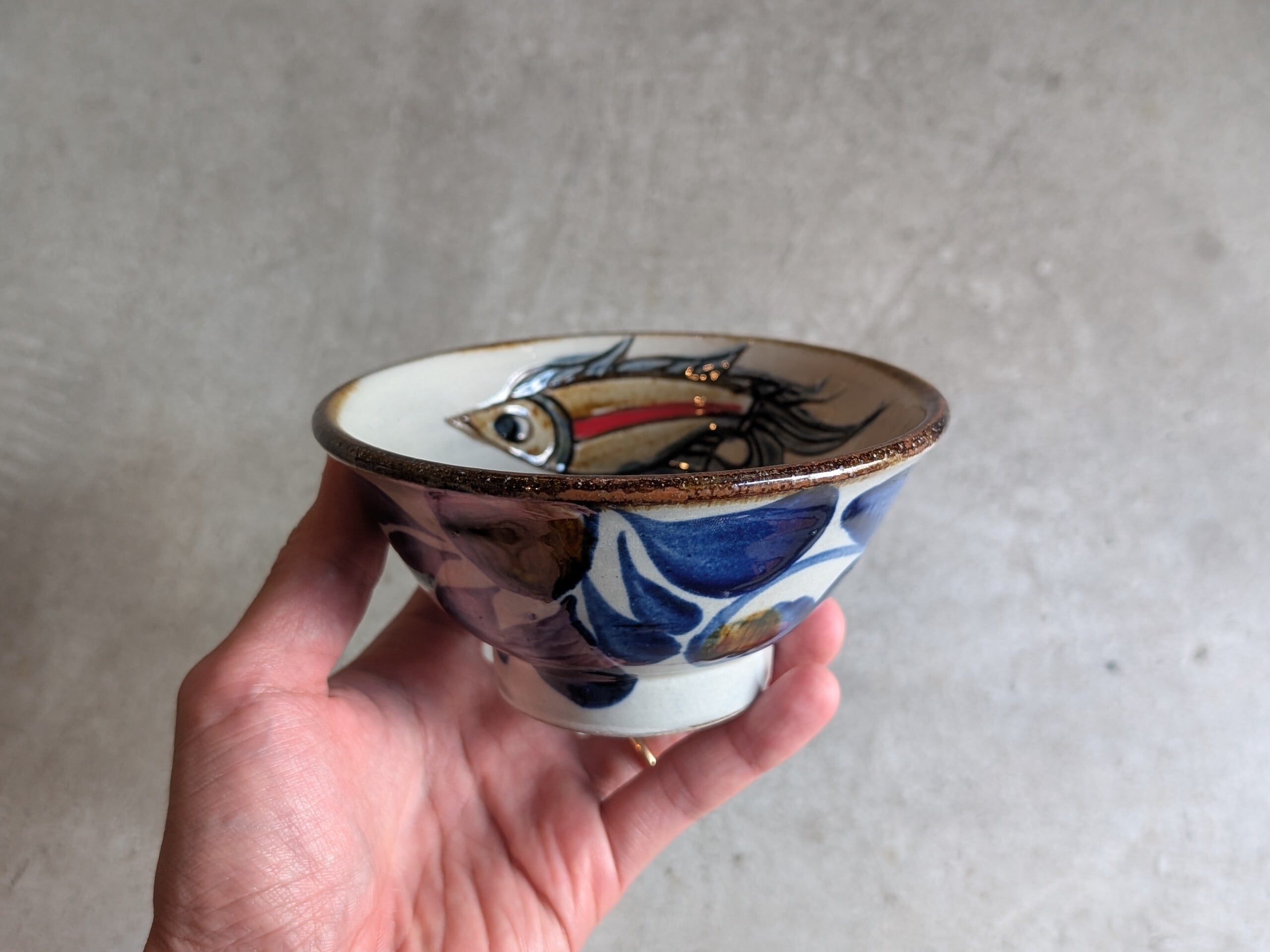 やちむん マカイ4寸(コバルト唐草魚紋) | 秀陶房