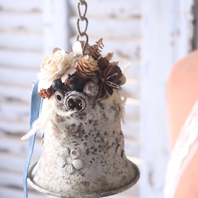 ポイリ・ベルB 花飾り　ブリキ　音が鳴る　シャビーシック　オシャレ