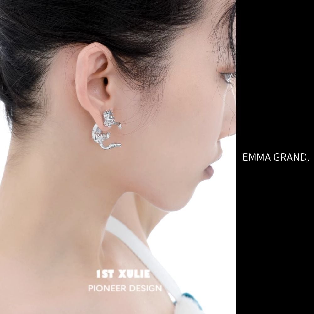 王冠を戴く小さな猫のピアス 00632 | EMMA GRAND