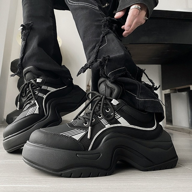 歩きやすいオールシーズン厚底スニーカー