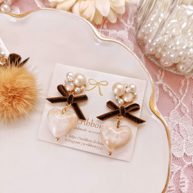 《 スワロフスキービジュー×ベロアリボンぷっくりハート 》 ピアス