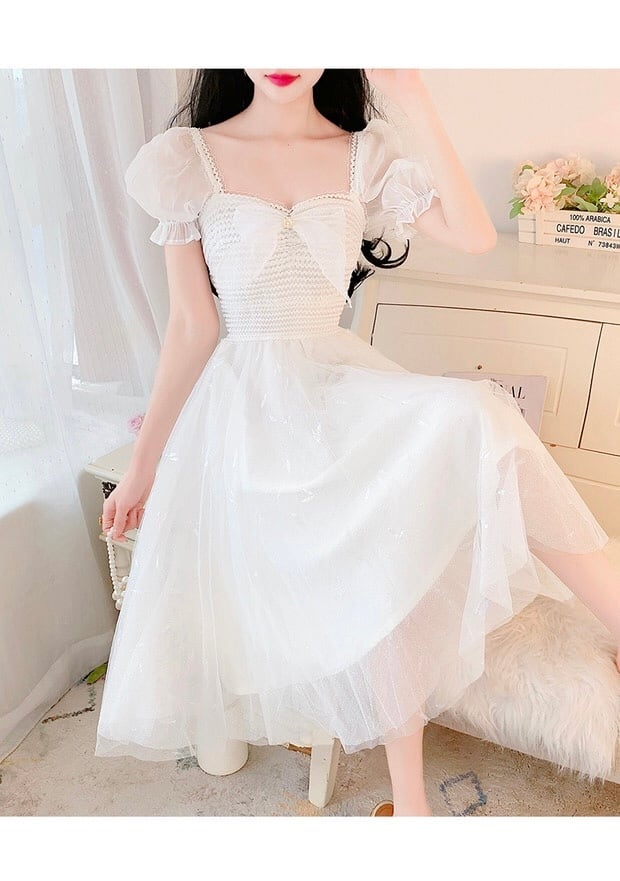 リボンやレースが可愛い　レースホワイトと薔薇模様のピンク　ワンピース リボンやレースが可愛いレースホワイトと薔薇模様のピンクワンピース