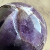 特徴のある模様をもつドリームアメジスト＊シェブロンアメジストスフィア1＊紫水晶＊天然石丸玉＊天然石インテリア＊置き物