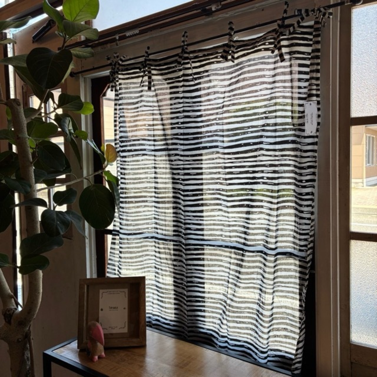 TOPANGA Homefurnishing India Cotton Voile Black Pinstripe curtain　インド　コットンボイルブラックピンストライプカーテン　110×180cm　ホワイト　白　ブラック　黒　綿　ナチュラル　腰高窓　レースカーテン　薄手　カーテンポール　暖簾