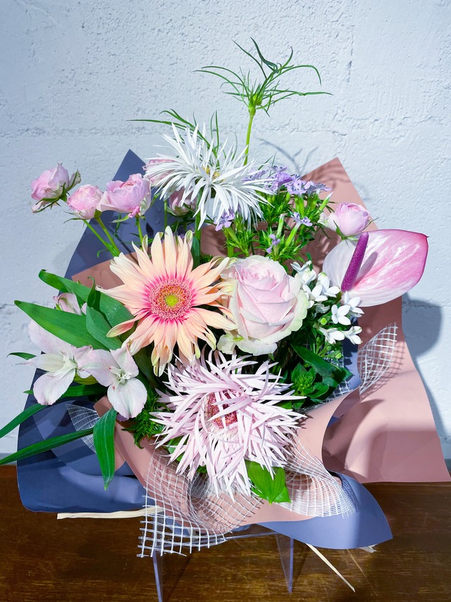 【置いて飾れるブーケ】季節のお任せアレンジメント　◆ピンク×パープル