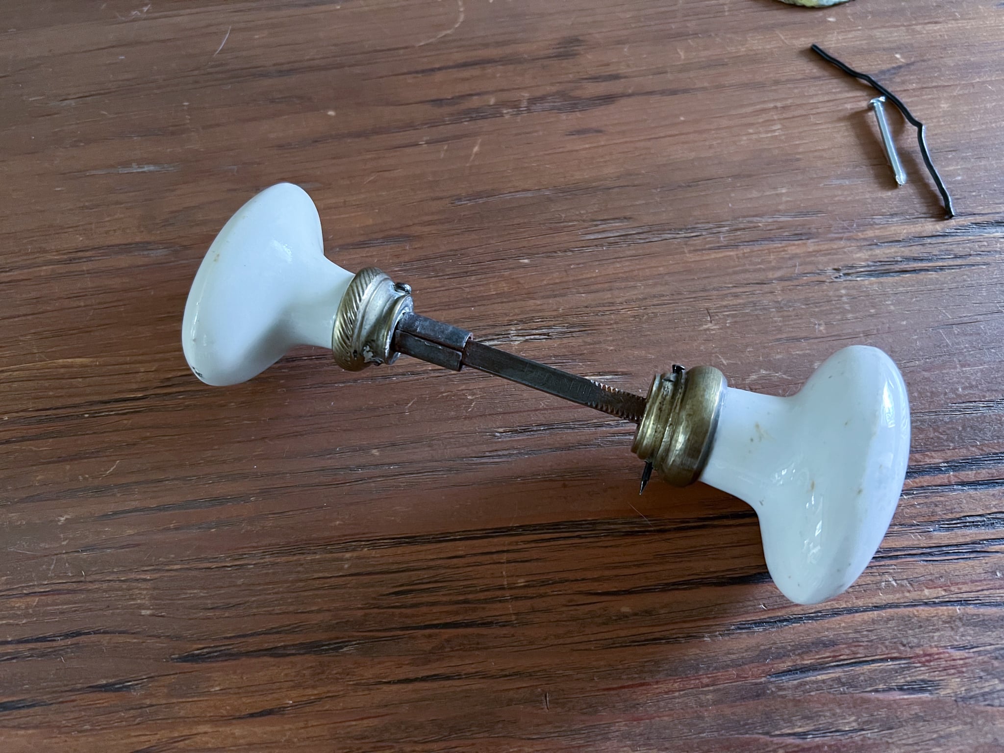 白の陶器製の楕円型ドアノブパーツ フレンチアンティーク