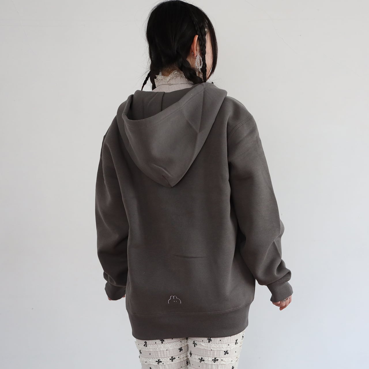 裏起毛NADENADESHITEzipパーカ/セメント（MK-546） | もくもくちゃん