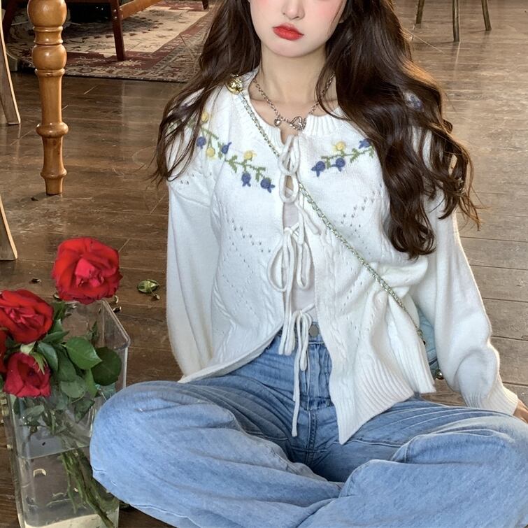 トップス レディース カーディガン 2色 ワンサイズ 袖あり 長袖 クルーネック ノーカラー 刺繍 リボン 前開き かわいい 大人可愛い きれいめ シンプル 上品 清楚 おしゃれ お嬢様 ラブリー キュート ガーリー レトロ アンティーク ロマンチック 華やか 花柄 小花柄 OL 学生 デート 女子会 休日 カフェ巡り 街歩き ホワイト 白 スミレ ワンサイズ 春 秋 冬 記念日 謝恩会 10代 20代 女性用 韓国系 着回し 普段使い 重ね着 体型カバー 楽ちん お揃い モテ トレンド 送料無料