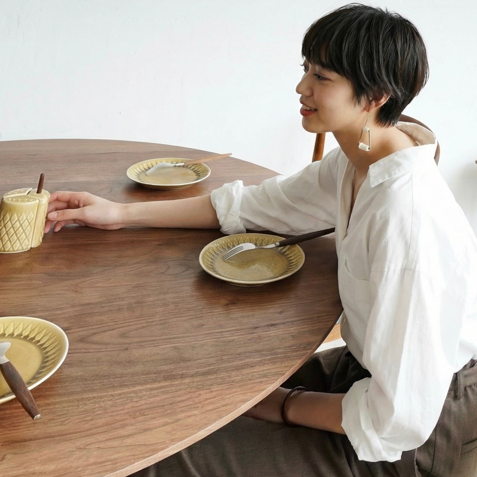オーバルテーブル 店舗用 カフェテーブル 幅110cm 什器 ダイニングテーブル 茶系 ブラウン テーブル パブリック株式会社 110×70×65cm 業務用 飲食店 札幌 西野店 Better Life & Vibes | 直径110cm 120cm ダイニングテーブル 丸
