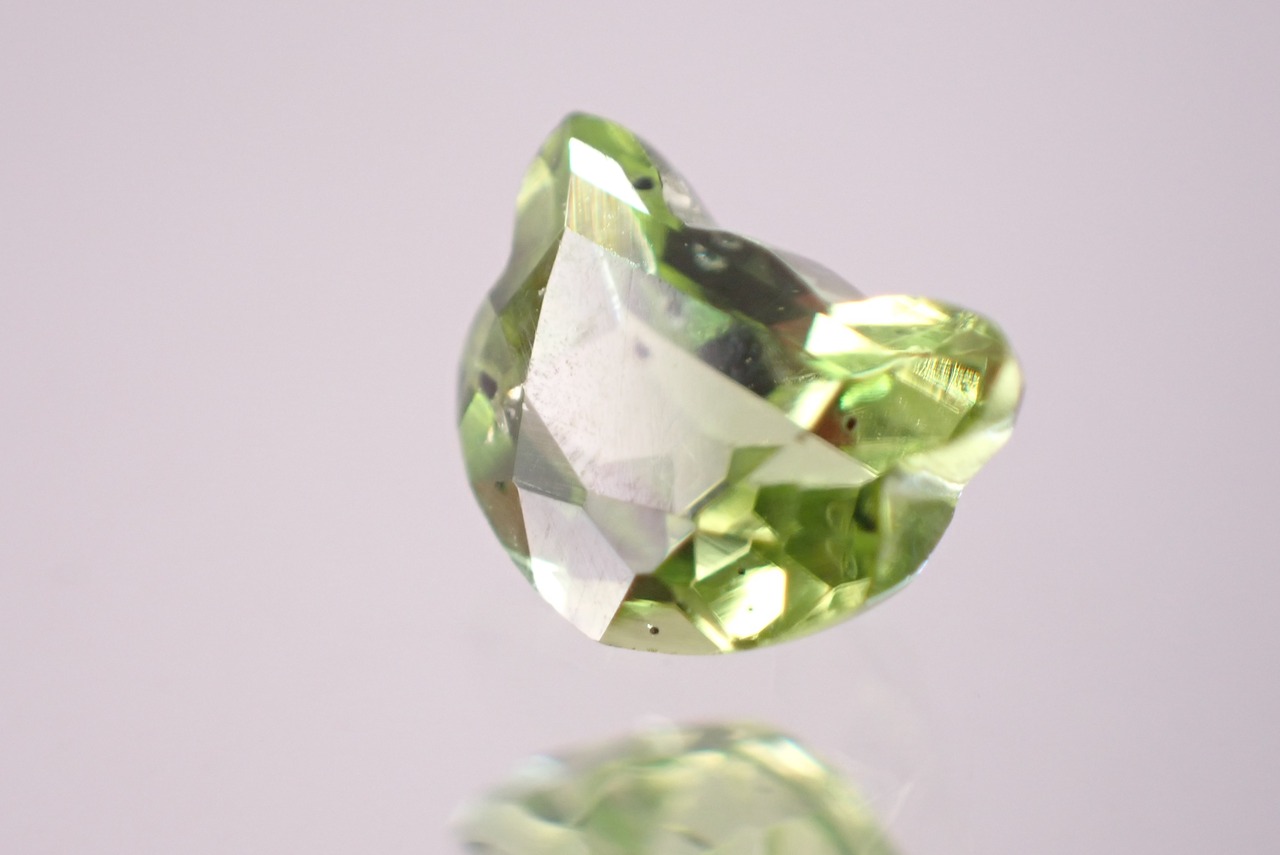 ペリドット(猫カット)　0.70ct　[D2-412]